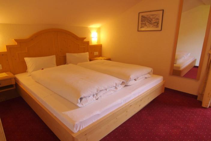 Hotel Garni Larcherhof Mayrhofen Quarto foto